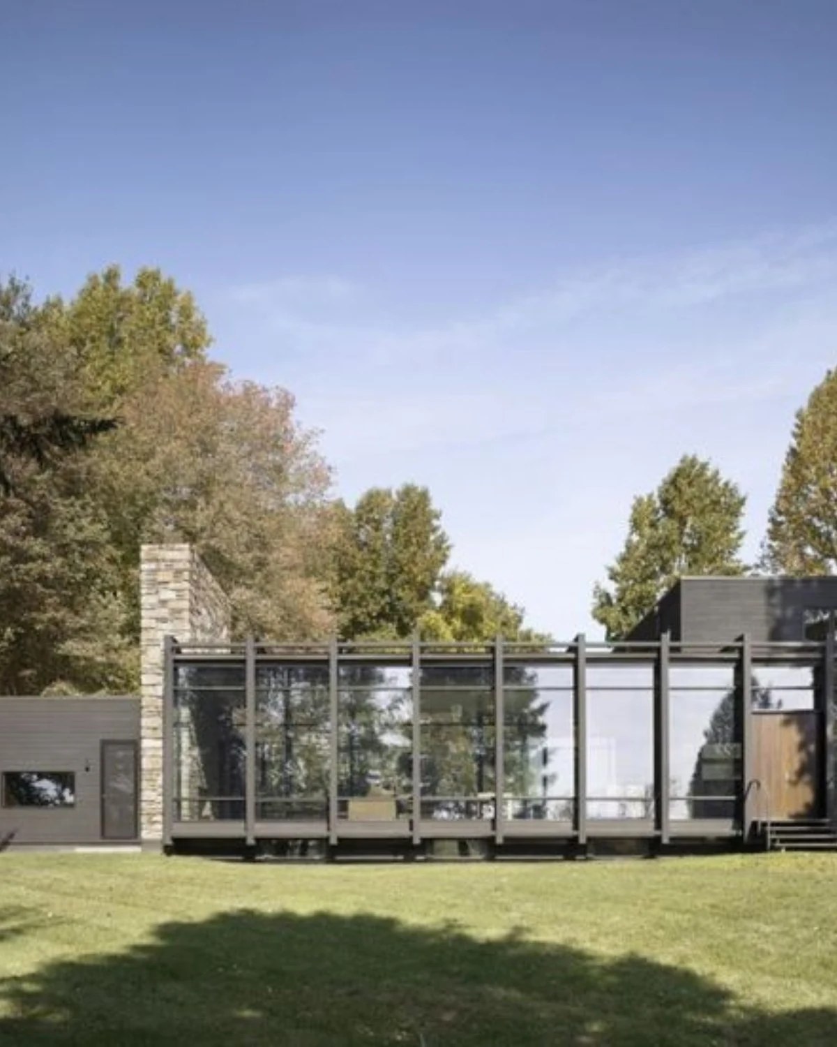 Casa con estructura de metal y vidrio — Residencial